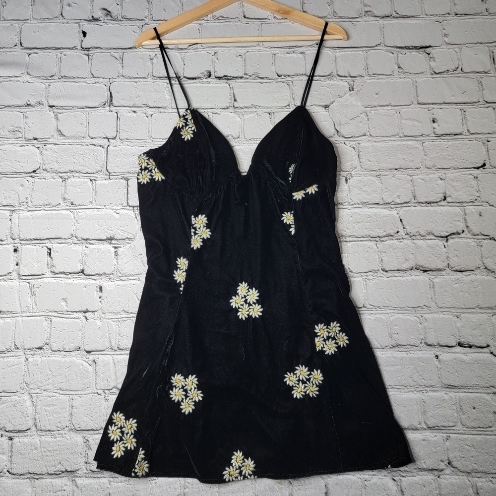 Urban Outfitters Black Crushed Velvet Daisy Floral Stitch Embroidered Mini Dress